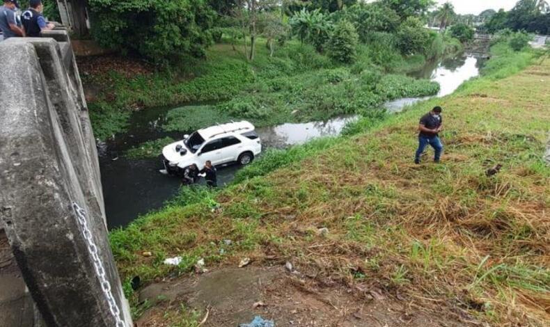 Roban auto y luego terminaron en una quebrada
