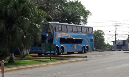 Sujetos armados roban bus, buscaban maleta con droga