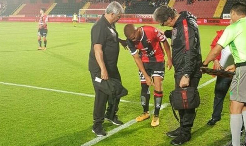 Roberto Chen sale lesionado en el partido de su debut