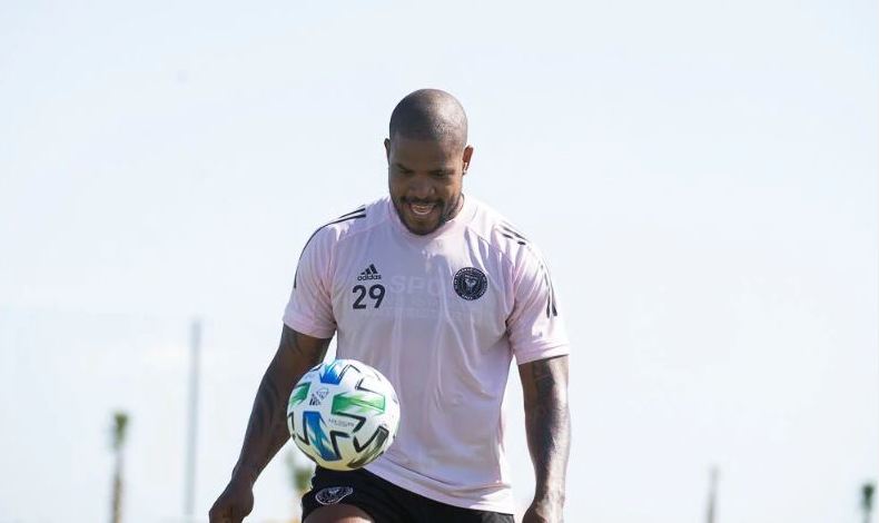 Romn Torres luce nuevo look durante entrenamiento