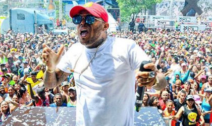 Mr. Saik se cay en la tarima
