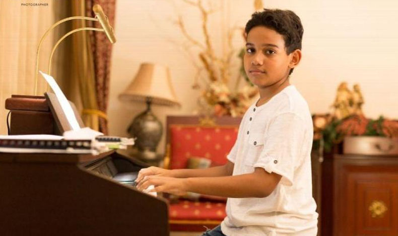 Hijo de Samy Sandoval sorprende con un tema de Bad Bunny, en piano