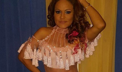 El vestido de Sandra Sandoval no le aguant el baile