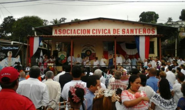 Santeos de San Miguelito celebran la Cruz
