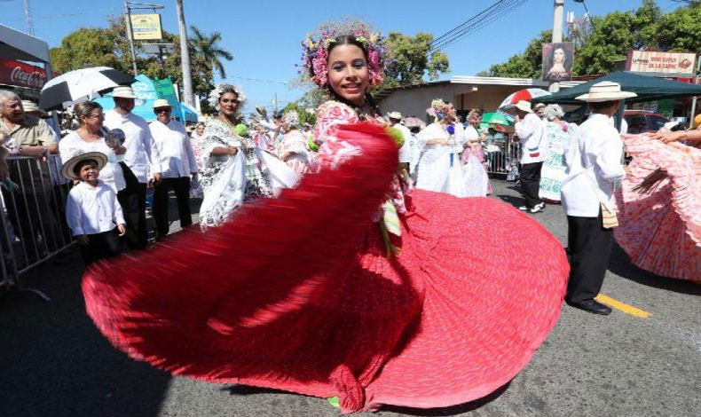 Se llev a cabo el Desfile de Las Mil Polleras