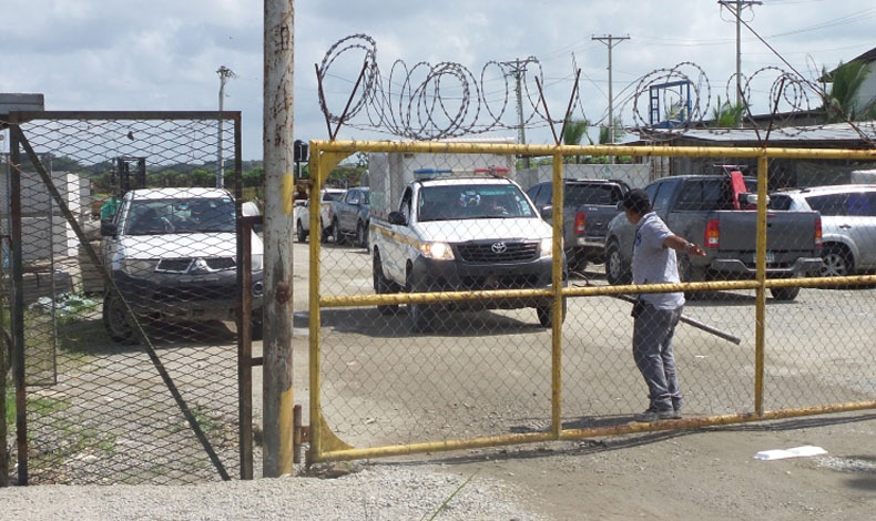 Intent robarle el arma de reglamento y termin muerto