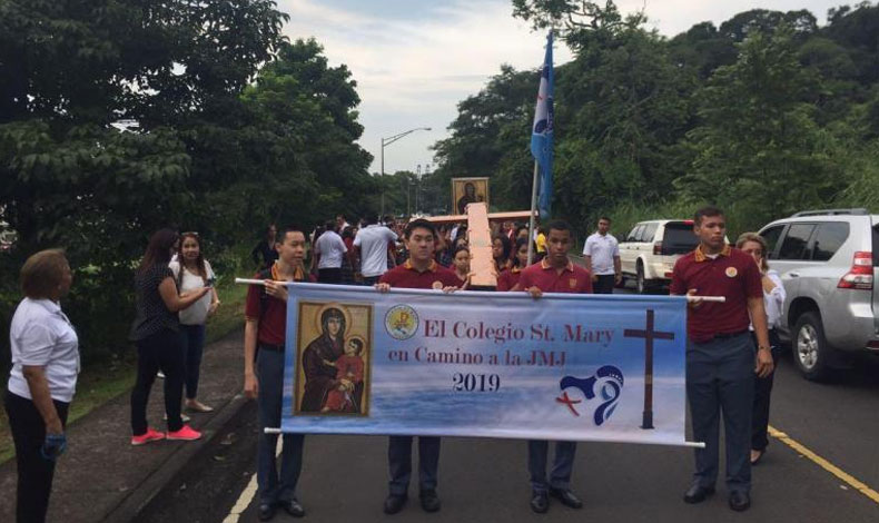 Cruz Peregrina y el icono de la Virgen Mara llegan al colegio Saint Mary