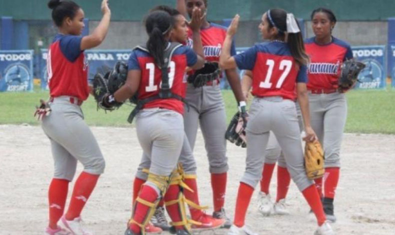 Sftbol  femenino de Panam debut con victoria