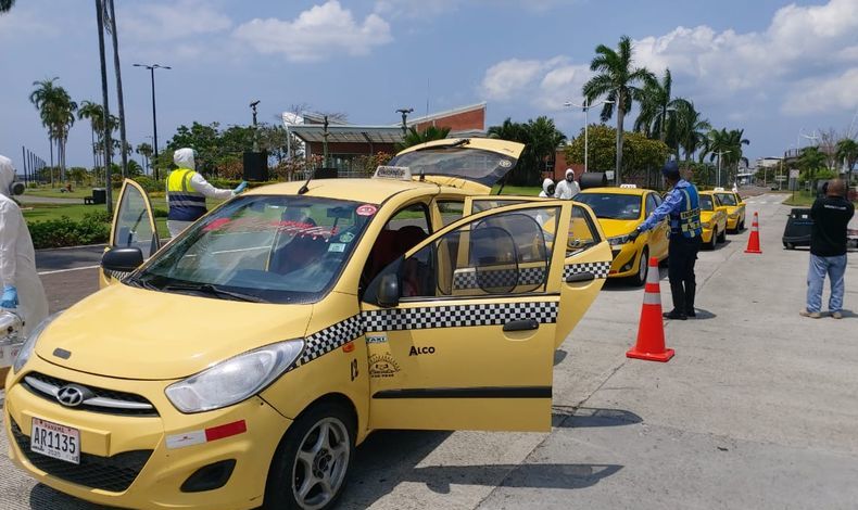 Efectan nebulizacin de taxis para evitar propagacin del COVID-19