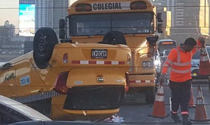 Taxi volcado provoca caos en Corredor Sur