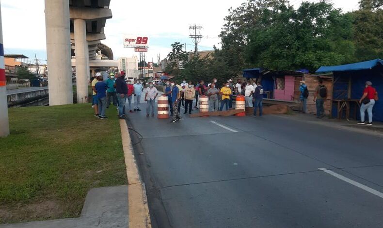Taxistas realizan protesta por eliminación de circulación por pares y nones