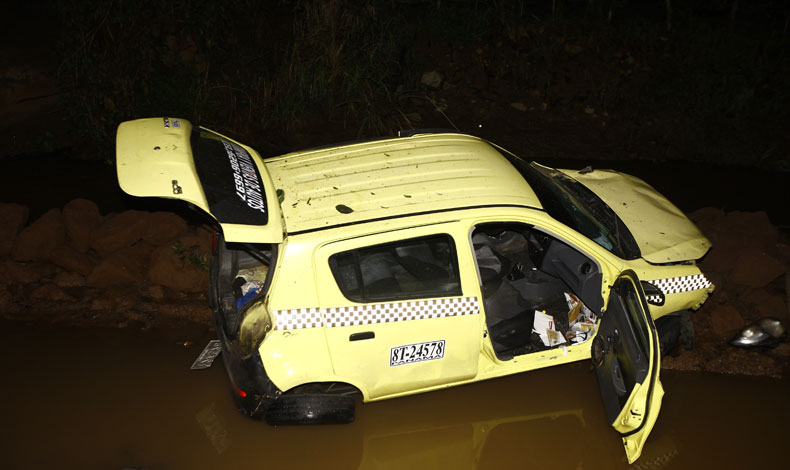 Taxista termina en una quebrada luego de quedarse dormido