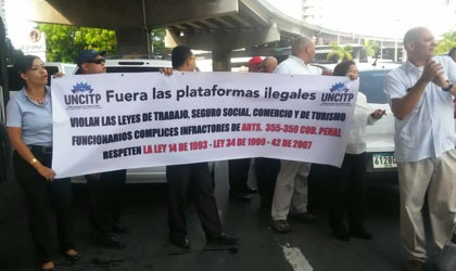 Protestan contra Uber a la altura del Multicentro en Paitilla