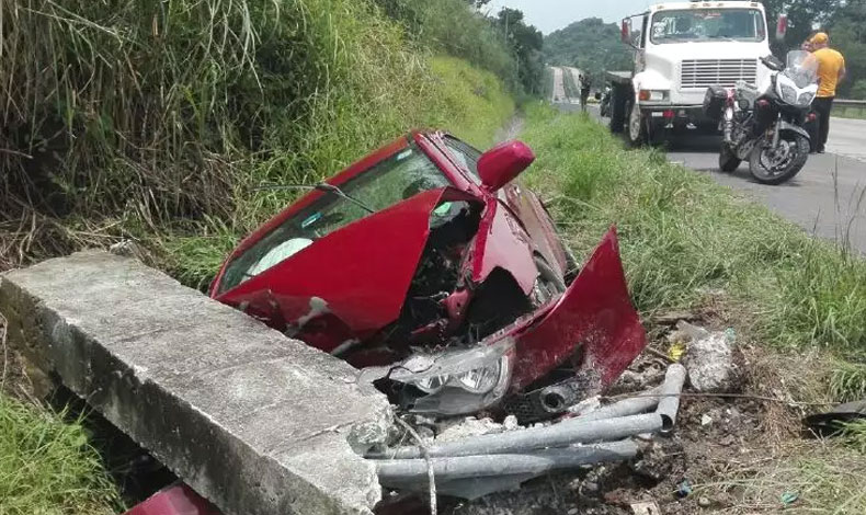 Pierde el control del vehculo y termina en una cuneta