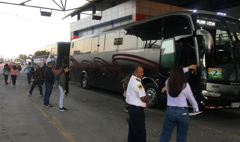 Ciudadanos ticos visitan Panam para hacer compras y turismo