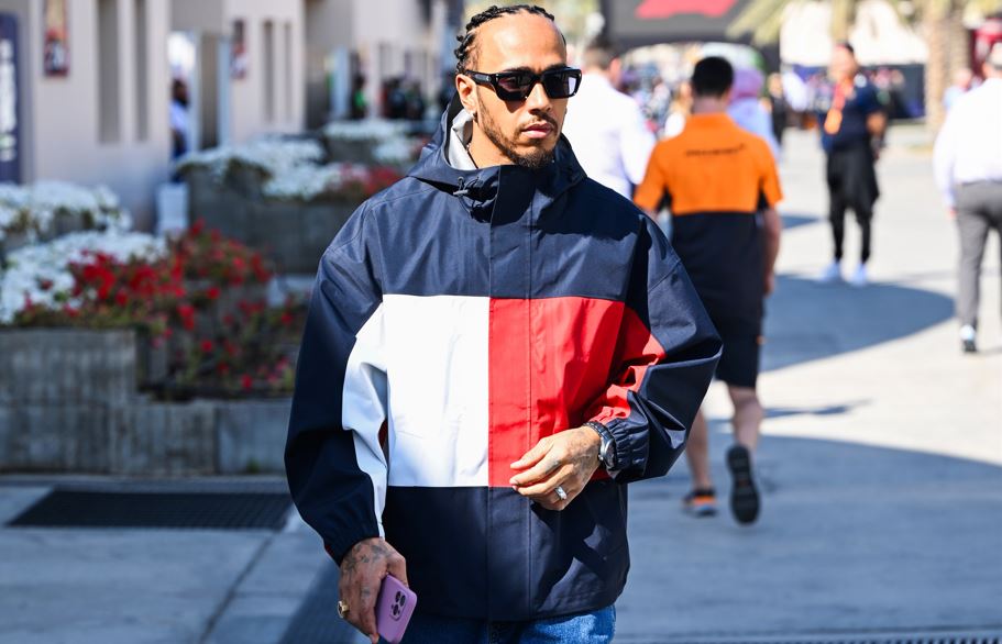 Lewis Hamilton, George Russell y Carmen Montero Mundt, visten TOMMY HILFIGER en el Gran Premio de Bahrin