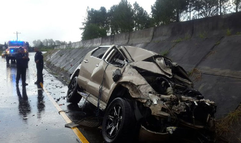 Tres heridos luego de volcar vehculo en el cual se trasladaban