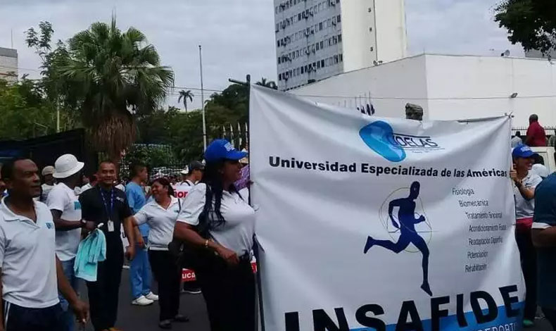 La comunidad de la Universidad Especializada de las Amricas marcha hasta la Presidencia de la Repblica