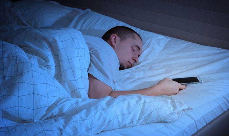 Usar el celular antes de dormir podra afectar tu salud