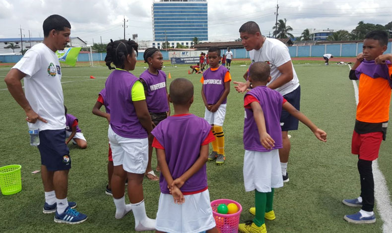 Por todo lo alto se realiza el festival de ftbol y valores en Coln