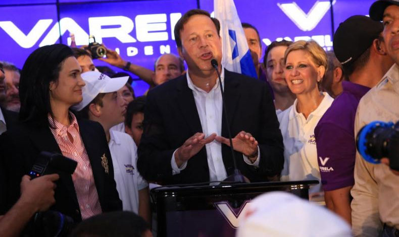 Fundacin Don James, realiz cheques a nombre de Juan Carlos Varela