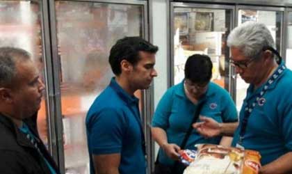 Vendan pollo congelado con etiqueta de fresco