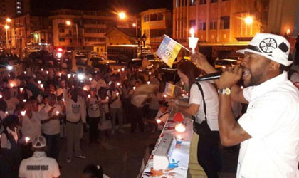 Colonenses reclaman paz y hacen vigilia para elevar sus oraciones