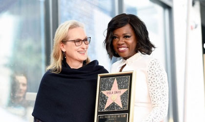 La actriz Viola Davis, feliz con su estrella