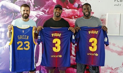 Jugadores del Barcelona reciben una grata visita