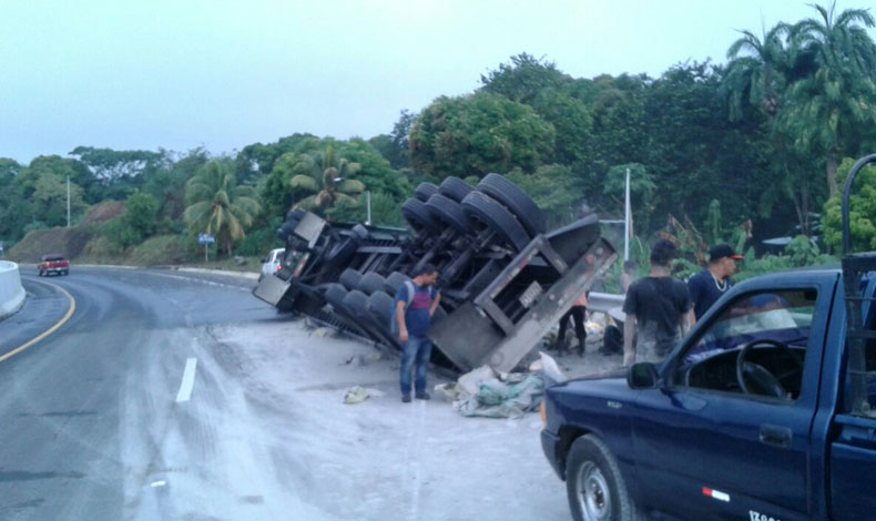 En la va interamericana se volc un camin cargado de cemento