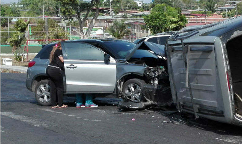 Colisi�n y vuelco en La Chorrera