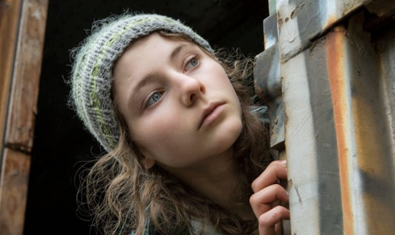 Comparan a Thomasin Mckenzie con Jennifer Lawrence