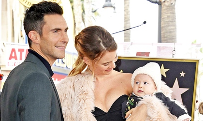 Adam Levine present a su pequea hija