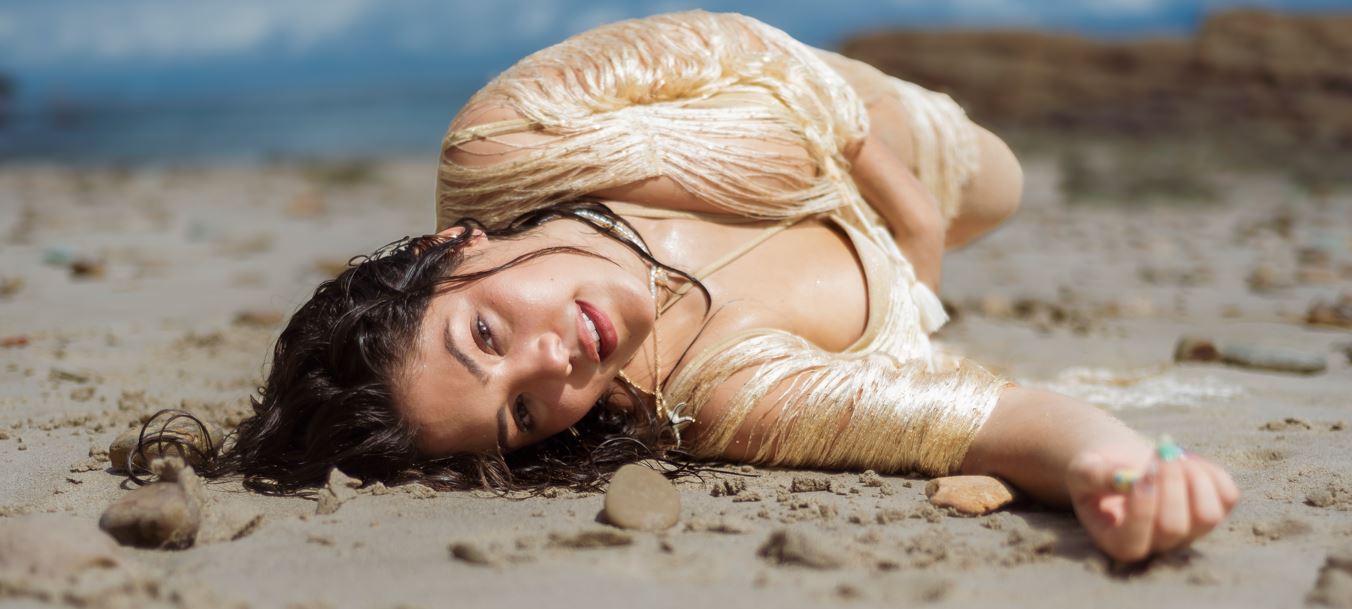 Adri Paiz lanz su lbum debut: Mar y amar, un sancocho para el alma