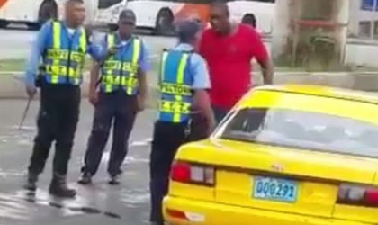 En San Miguelito un taxista agrede a varios agentes de trnsito