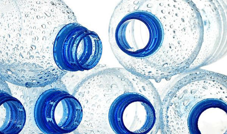 Obligan a las personas en Reino Unido a beber de sus botellas de agua para comprobar que no es cido