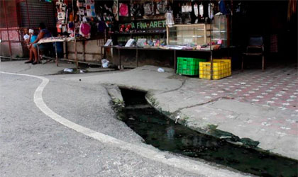 Mercado de buhonera afectado por alcantarillas tapadas