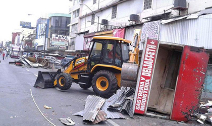 Alcalda contina con la demolicin de kioscos en Calidonia