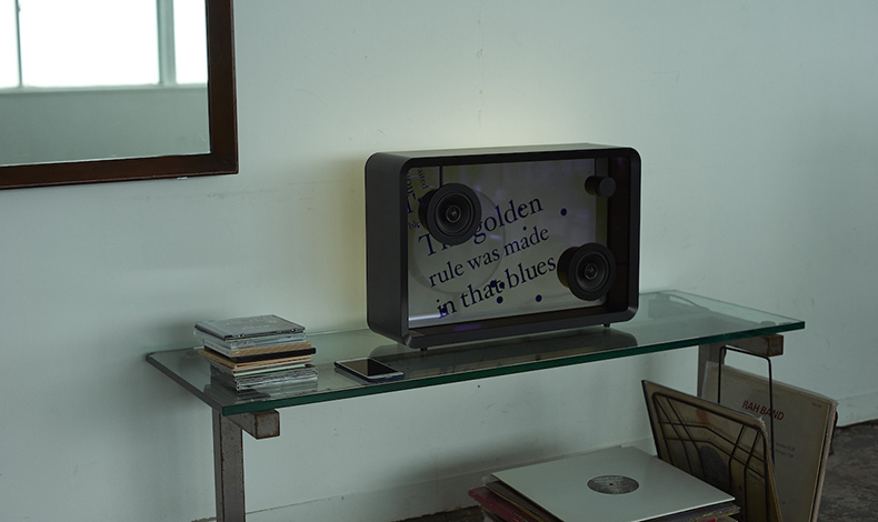Este altavoz te mostrar la letra de las canciones en una hipntica pantalla transparente