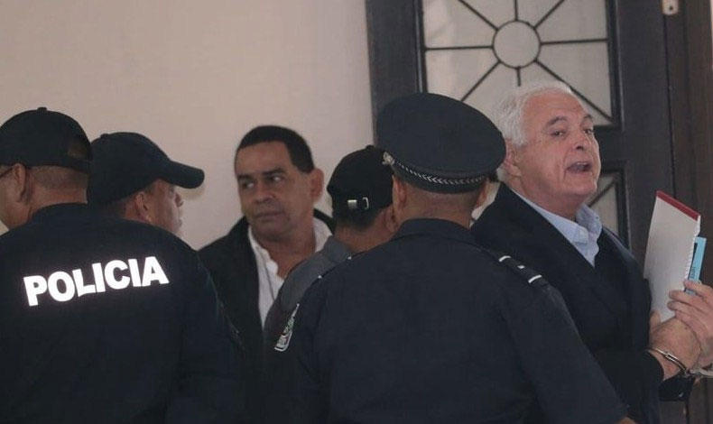 Defensa de Martinelli present dos amparos de garantas constitucionales