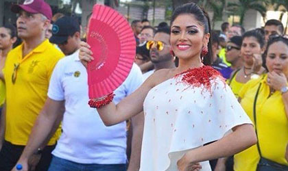 As desfil la reina de Calle Arriba de Las Tablas con su look de casi 4.000 dlares