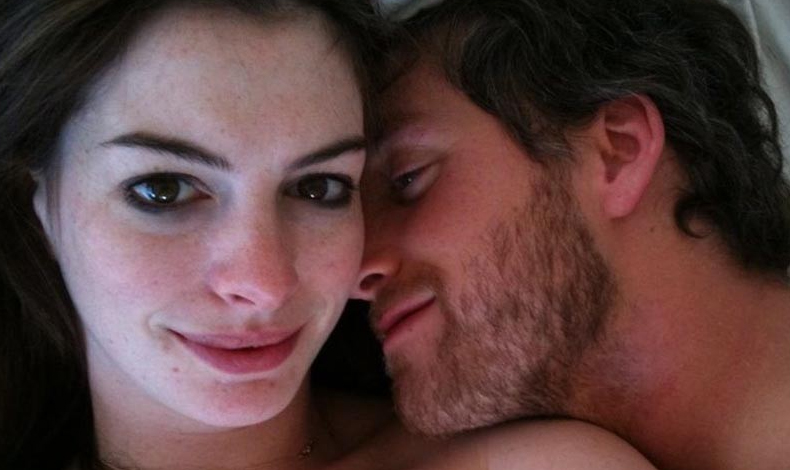 Filtran fotografas ntimas de Anne Hathaway con su esposo