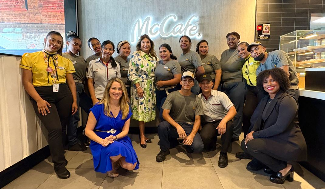 Despacho de la Primera Dama de Panam y estudiantes del IPHE visitan Espacios Azules de McDonalds