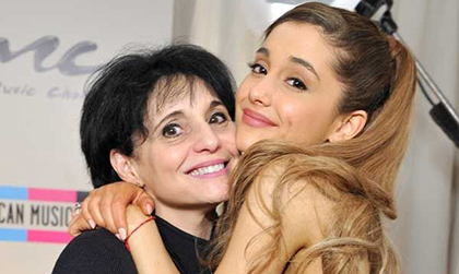 As fue como la madre de Ariana Grande salv la vida de algunos fans
