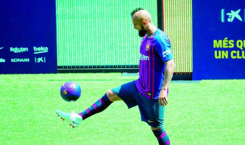 Arturo Vidal entren con sus compaeros del Barcelona