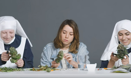 Aubrey Plaza se une a las Hermanas del Cannabis