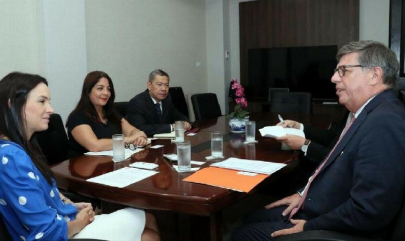 Ministra Navarro se rene con autoridades belgas