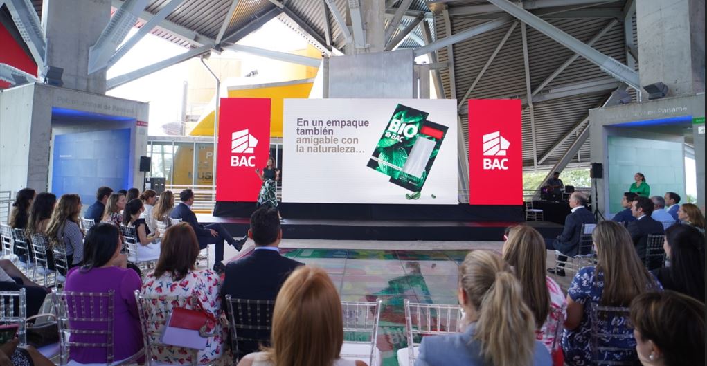 BAC se convertir en el primer banco del mundo en compostar sus tarjetas