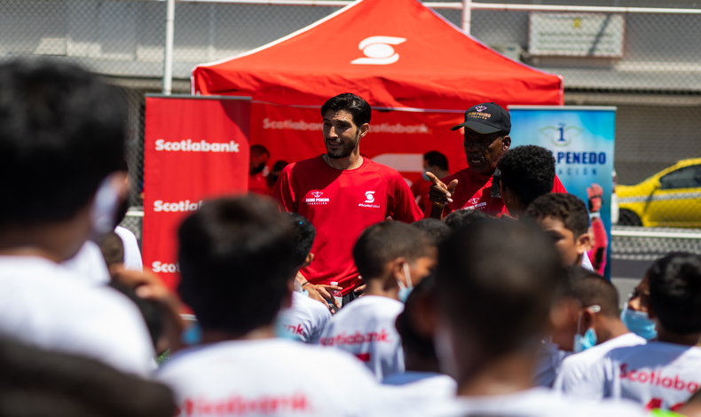 Scotiabank fomenta el ftbol junto a Jaime Penedo