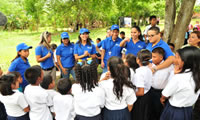 Voluntarios de BBVA entregan donacin a nios de Playa Chiquita